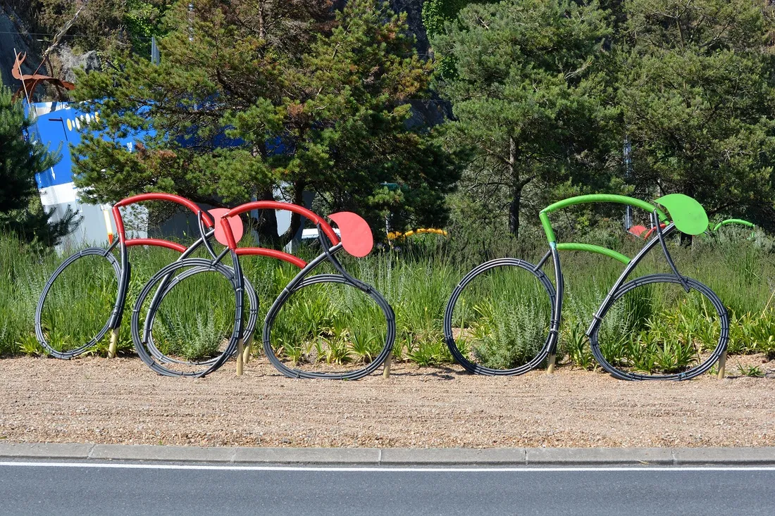 Des silhouettes de coureurs ont pris place sur les ronds-points de Brest